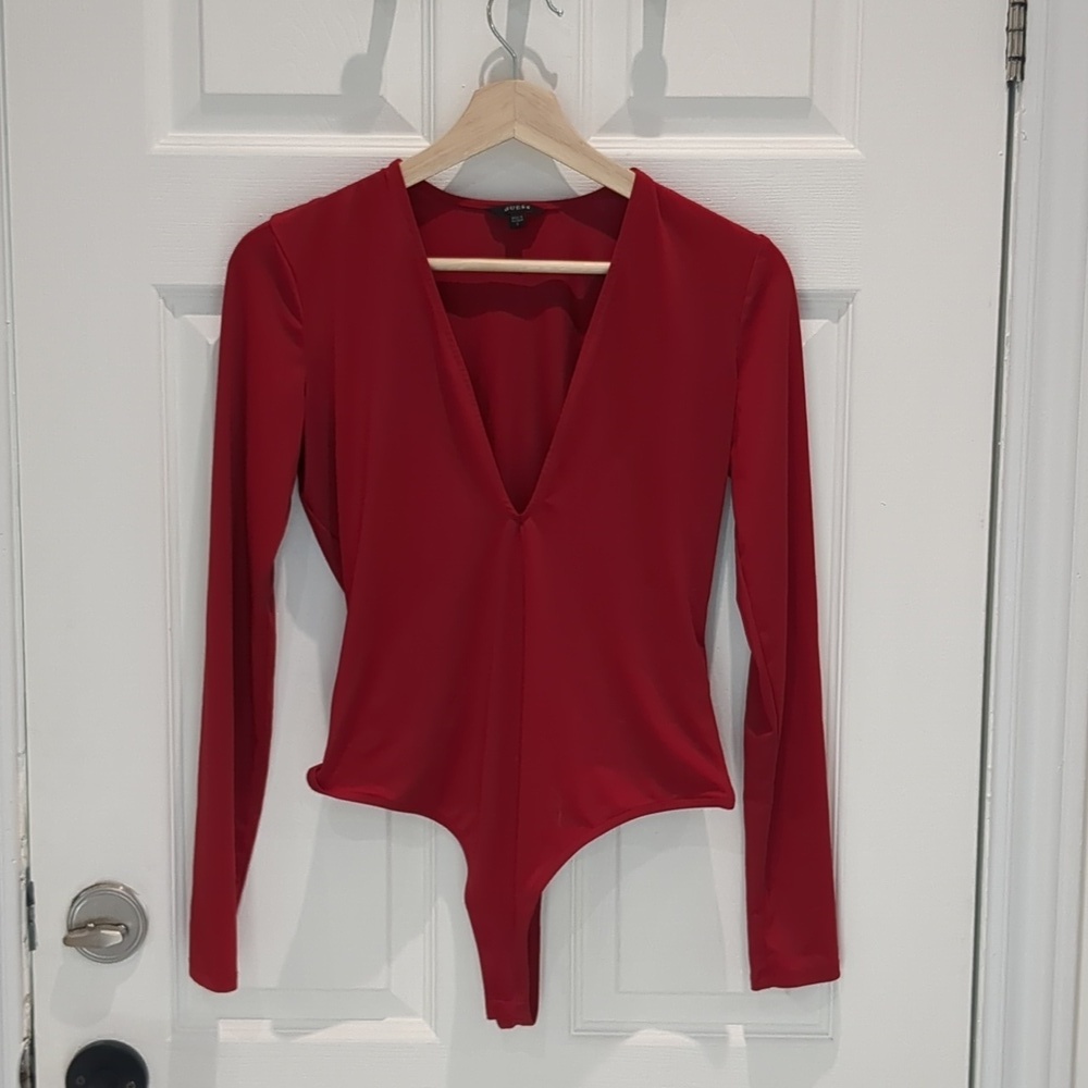 Guess v neck top